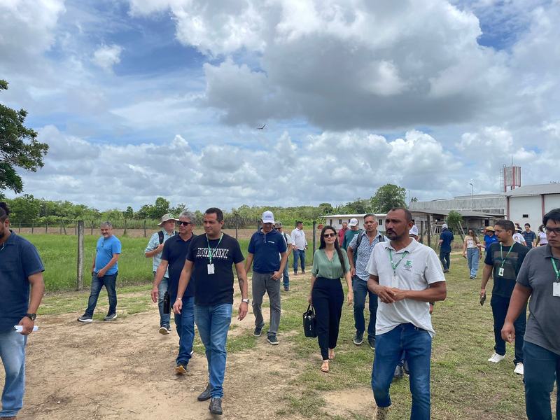 Visitantes conheceram os laboratórios, áreas de criação de animais e a fazenda experimental